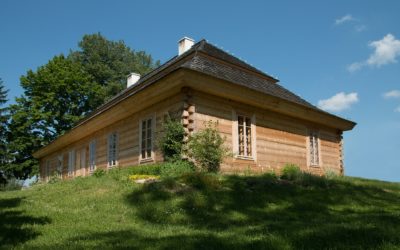 Hur monterar man en braskamin och skorsten i ett timmerhus som sjunker de första åren då timret torkar?